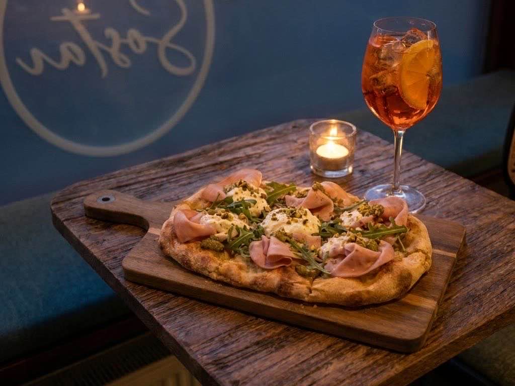 Een pinsa met mortadella en pistache en een Aperol Spritz in de avond